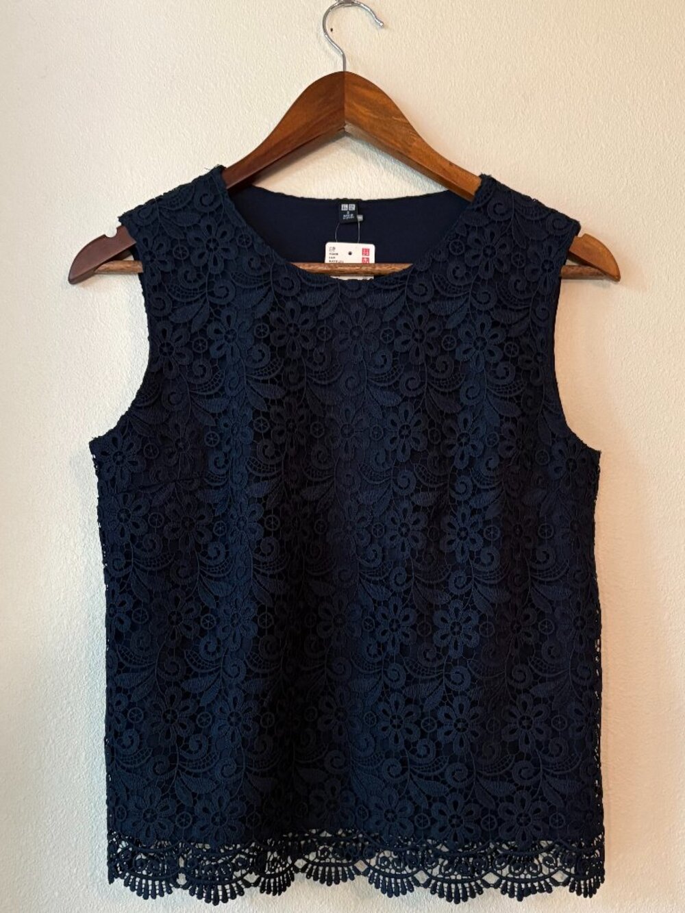 NWT Uniqlo All-Over Floral Lace Top Navy Blue Scalloped Hem Sleeveless Size S